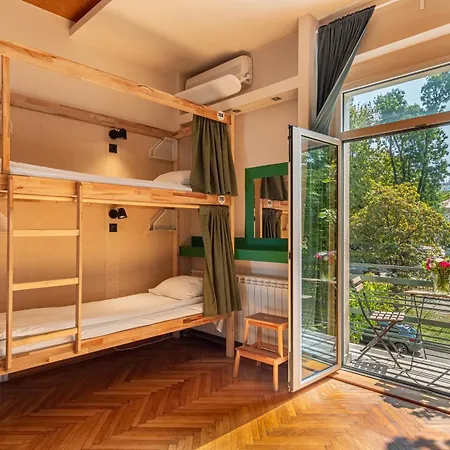 Cabbage Hostel-3